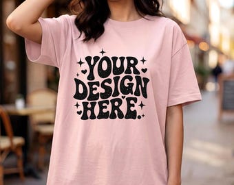 Gildan 5000 lichtroze T-shirtmodel, oversized T-shirtmodel, mockup vrouwelijk lifestyle shirt, streetwear POD JPG download