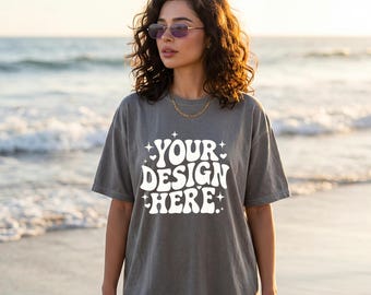 Mockup della maglietta Comfort Colors 1717 Pepper, foto della t-shirt CC 1717 grigio scuro, mockup di modello da spiaggia, vista frontale della t-shirt tinta in capo, t-shirt lifestyle
