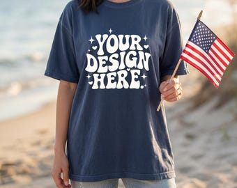 Mockup Navy Comfort Colors 1717, Mockup di maglietta da spiaggia patriottica, Mockup di maglietta per il 4 luglio, C1717 Mockup di maglietta blu navy PNG
