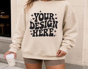 Mockup Gildan 18000 Sand-sweater, lifestyle foto vrouwelijk model (digitale download)