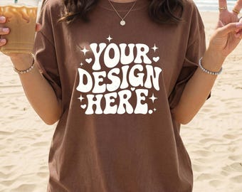 Comfort Colors 1717 Espresso Mockup, Bruin Shirt Mockup, Oversized T-shirt Mockup Vrouwelijk Model, Strand Lifestyle T-shirt Mockup, POD Etsy Mockup