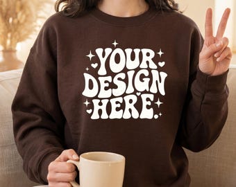 Mockup di felpa marrone Gildan 18000 color cioccolato fondente, Mockup di felpa da donna, Mockup di felpa girocollo Gildan in stile boho accogliente, Foto stock minimalista