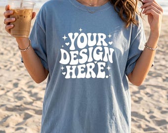 Comfortkleuren 1717 blauw shirtmodel, CC1717 gewassen blauwe T-shirtfoto, strand lifestyle modelmodel, kledingstuk geverfd T-shirt vooraanzicht
