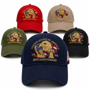 Könnte beinhalten: Eine Auswahl an Baseballkappen in Rot, Khaki, Olivgrün, Marineblau und Schwarz. Jede Kappe hat ein gesticktes Design mit einem Adler, der amerikanischen Flagge und dem Text "UNITED STATES OF AMERICA 1776 2026 250TH ANNIVERSARY".