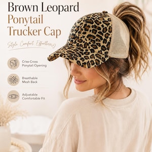 Op de afbeelding: Bruine truckerpet met luipaardprint en paardenstaart. De pet heeft een mesh rug, een criss-cross paardenstaartopening en een verstelbare pasvorm. De tekst op de pet luidt "Brown Leopard Ponytail Trucker Cap".