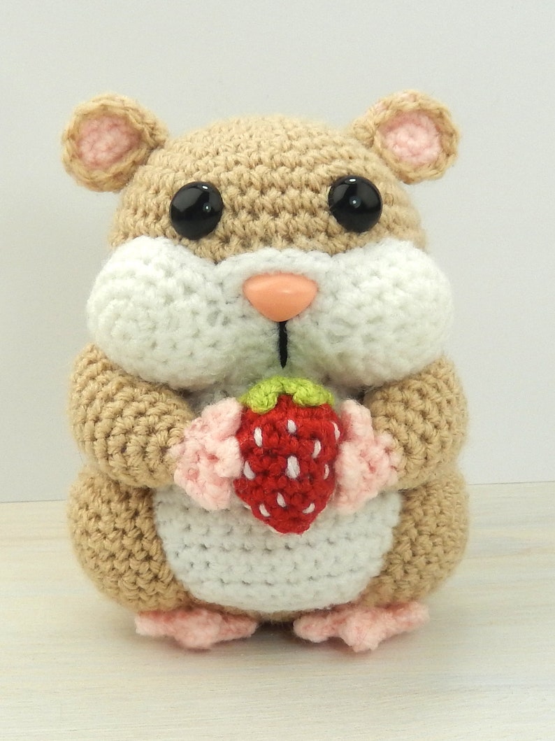 хомяк из плюшевой пряжи. хомяк вязание крючком. вязаный хомяк крючком. хомяк амигуруми крючком. вязаная игрушка хомяк.