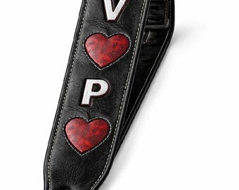 Correa de guitarra personalizada con corazones rojos