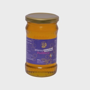 Puede incluir: Un tarro de miel con tapa dorada y etiqueta morada. La etiqueta tiene el texto "Mierea Vracului Poliflora" y otra información. El tarro contiene 400 g de miel.