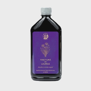 Op de afbeelding: Een donkere glazen fles met een zilveren dop en een paars etiket. Het etiket bevat gouden tekst en een botanische illustratie. De fles bevat 500 ml vloeistof en is gelabeld met "Tinctură de Leurda".