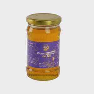 Puede incluir: Un tarro de cristal de miel con tapa dorada. El tarro tiene una etiqueta morada con el texto "Mierea vraciului de Tei" y un dibujo de una abeja. El tarro contiene 400 g de miel.
