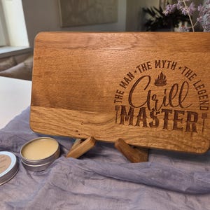Skärbräda i ek med motiv eller ordspråk – frukostbräda med CNC-gravyr