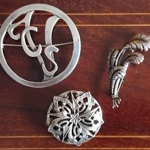 Valfria vintage art déco-broscher, patinerad försilvrad metall, modernistiskt monogram från 1930-talet, fjäderbrosch, geometrisk rosett, retrosmycken