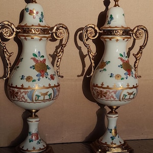 Een paar ACF-potten met deksel