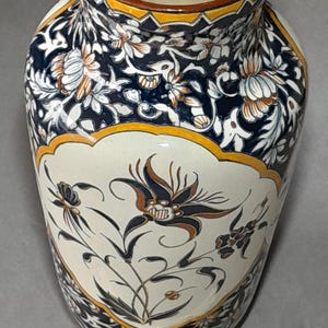 Stor balustervas, Gien fajans, Rouenblå dekor, 1871-1875 – Polykrom majolika, 1800-tal, handmålad av målare 54, antik fransk keramik