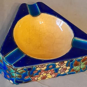 Triangulärt Longwy emaljaskfat med antik piondekoration, Art Deco Cloisonné lergodsskål, Frankrike, cirka 1950, Keramiksamling