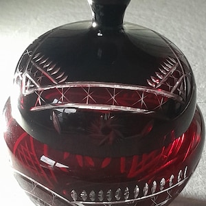 Dulcera grande de cristal Nachtmann con revestimiento rojo rubí, tarro con tapa de cristal tallado vintage de la década de 1960, joyero antiguo estilo Hollywood Regency