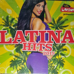 Peut inclure: Pochette de CD pour "Latina Hits 2015" avec une femme en robe violette. Le titre est en grandes lettres rouges avec un contour blanc. Le fond est jaune et vert avec des silhouettes de palmiers.