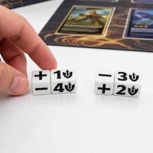 Könnte beinhalten: Vier weiße sechsseitige Würfel mit schwarzen Symbolen und Zahlen. Zwei Würfel zeigen Plus- und Minuszeichen mit den Zahlen 1, 4, 3 und 2 sowie einem Schwertsymbol. Die Würfel befinden sich in der Nähe einer Riftbound League of Legends Spielschachtel.