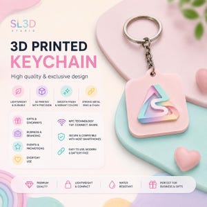 Op de afbeelding: Een vierkante, lichtroze 3D-geprinte sleutelhanger met een verhoogd, meerkleurig driehoekig logo met kleurverloop. De sleutelhanger is bevestigd aan een zilverkleurige metalen ring en ketting. De tekst op de afbeelding bevat SL3D STUDIO, 3D PRINTED KEYCHAIN en diverse iconen en labels die de NFC-technologie, de lichtgewicht constructie en het duurzame ontwerp van het product beschrijven.