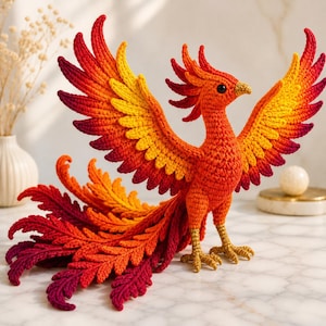 Può includere: Una scultura di fenice all'uncinetto fatta a mano nei vivaci toni del rosso, arancione e giallo. L'uccello mitico ha le ali spiegate e una lunga coda fluente. Il corpo dell'uccello è arancione caldo, con accenti gialli e rossi sulle ali e sulla coda.