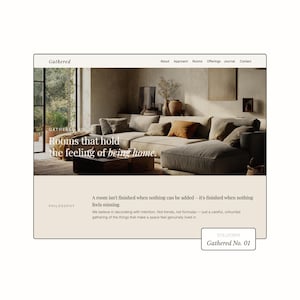Könnte beinhalten: Eine Website-Homepage für "Gathered" mit einem Wohnzimmer in neutralen Tönen mit einem großen Ecksofa und dekorativen Kissen. Der Text lautet "Rooms that hold the feeling of being home."