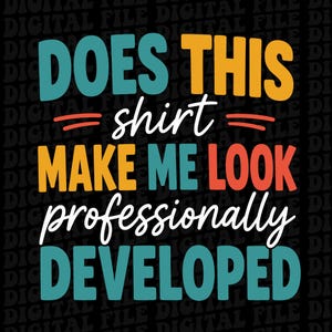 Pode incluir: Um design gráfico com o texto DOES THIS shirt MAKE ME LOOK professionally DEVELOPED numa mistura de cores azul-petróleo, amarelo e laranja. As palavras shirt e professionally estão escritas em letra cursiva branca sobre um fundo preto.