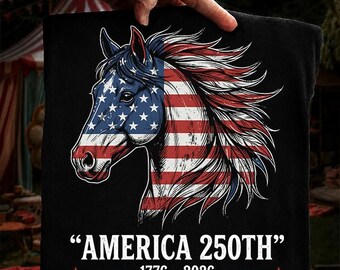 250 lat amerykańskiego konia Mustang PNG, Flaga USA 1776–2026 PNG, Ameryka 250 Patriotyczny projekt zachodni, Pobieranie cyfrowe