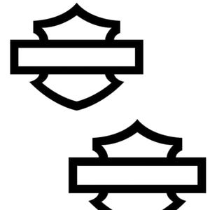 Op de afbeelding: Twee zwart-witte Harley-Davidson logo's. Elk logo heeft een schildvorm met een horizontale rechthoek in het midden. De logo's zijn zwart omlijnd en geplaatst tegen een witte achtergrond.