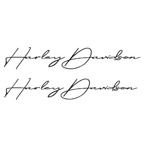 Puede incluir: Dos logotipos de Harley Davidson en negro, con tipografía cursiva sobre fondo blanco. El logotipo es una marca icónica, a menudo asociada con motocicletas y el espíritu de aventura y libertad.
