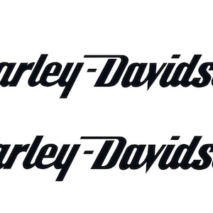 Puede incluir: Dos logotipos negros de Harley-Davidson idénticos apilados verticalmente sobre un fondo blanco. El texto presenta una fuente cursiva inclinada y estilizada con una línea horizontal que se extiende desde la parte superior de la H y la inferior de la n.
