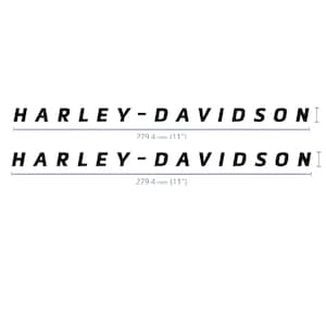 Könnte beinhalten: Zwei identische schwarze Aufkleber mit dem Text HARLEY-DAVIDSON in einer fetten serifenlosen Schrift. Jeder Aufkleber ist mit einer Messlinie versehen, die eine Breite von 279,4 mm angibt und die Größe der Schrift deutlich macht.