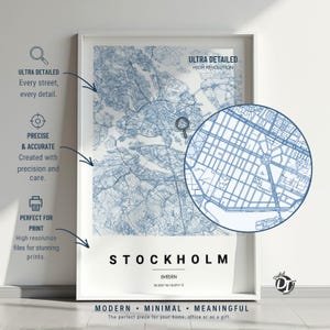Può includere: Una stampa cartografica incorniciata di Stoccolma, Svezia, con linee stradali blu su sfondo bianco. Il testo riporta ULTRA DETAILED, HIGH RESOLUTION, STOCKHOLM, SVEDEN e le coordinate. Un inserto circolare mostra una vista ingrandita della mappa.