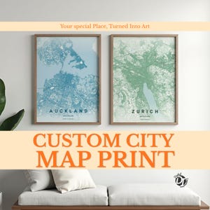 Può includere: Due stampe di mappe di città incorniciate, una di Auckland in blu e l'altra di Zurigo in verde. Il testo "Your special place, Turned Into Art" è sopra le cornici. Sotto le cornici c'è il testo "CUSTOM CITY MAP PRINT".