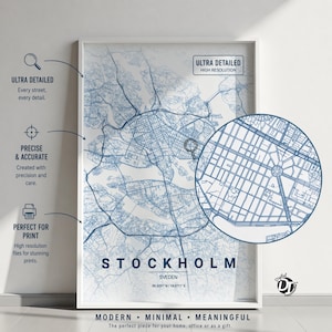 Puede incluir: Un mapa enmarcado de Estocolmo, Suecia, con detalles en líneas azules sobre fondo blanco. El mapa incluye un círculo con zoom. El texto dice "ULTRA DETAILED", "PRECISE & ACCURATE" y "PERFECT FOR PRINT."