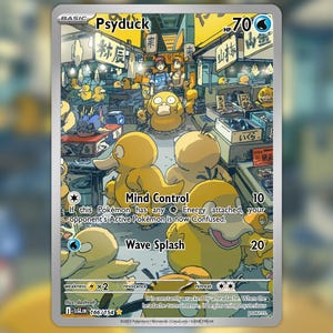 Puede incluir: Una carta coleccionable de Pokémon con Psyduck en una escena de mercado bulliciosa. La tarjeta tiene un esquema de color amarillo y blanco, con texto que dice "Psyduck", "Control Mental" y "Ola Splash". La tarjeta también incluye el valor de HP de 70.
