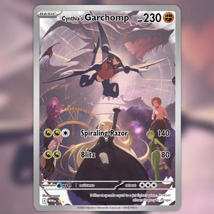 Peut inclure: Carte à collectionner holographique avec Cynthia's Garchomp. Bordure argentée, illustration de Garchomp avec un design de jet. Texte : "Spiraling Razor" et "Blitz", avec HP 230.