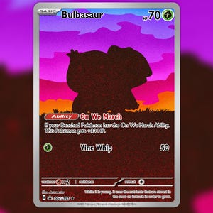 Puede incluir: Una carta coleccionable de Bulbasaur con una silueta oscura de la criatura sobre un fondo de atardecer violeta y naranja. La carta muestra 70 HP, la habilidad On We March y el ataque Látigo Cepa con 50 de daño, además de texto en la carta.