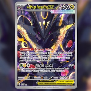 Puede incluir: Una carta Pokémon Shiny Mega Rayquaza EX. La carta presenta una ilustración oscura y detallada de Rayquaza con detalles dorados y morados. La carta tiene el texto "Stormy Winds" y "Dragon Break" con 220 HP.