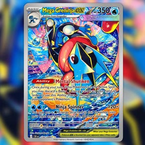 Może przedstawiać: Holograficzna karta kolekcjonerska Pokémon Mega Greninja EX. Karta przedstawia niebiesko-czerwoną i żółtą postać z tekstem "Mega Greninja EX" i "Mortal Shuriken". Karta ma 350 HP i tekst "Ninja Spinner".