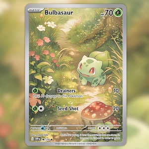 Può includere: Una carta Pokémon con Bulbasaur, un personaggio verde, in un ambiente forestale con fiori e funghi. La carta include il testo "Bulbasaur", "Drainers" e "Seed Shot".