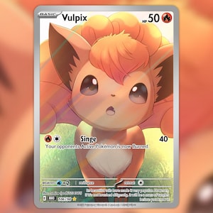 Peut inclure: Carte de jeu Pokémon Vulpix, représentant une créature renard orange avec de grands yeux et une expression surprise. La carte affiche le texte "Vulpix" et "Singe" avec des instructions de jeu. L'arrière-plan est un paysage flou.