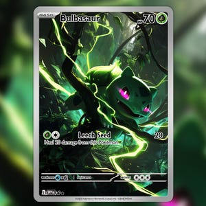 Puede incluir: Carta coleccionable Pokémon de Bulbasaur, con un fondo de bosque. La carta tiene un borde plateado y muestra el nombre "Bulbasaur", el ataque "Leech Seed" y "HP 70". La ilustración detallada muestra a Bulbasaur en verde.