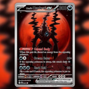 Op de afbeelding: Een Pokémon-verzamelkaart met Darkrai EX. De kaart heeft een donker kleurenschema met een rode achtergrond en een centrale illustratie van een schaduwachtig wezen. Tekst bevat "Moni's Darkrai EX" en aanvalsdetails.