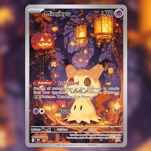 Puede incluir: Una carta de juego Pokémon de Mimikyu con una ilustración de Halloween. La carta muestra un personaje fantasmal de Mimikyu con una calabaza y linternas en un bosque espeluznante. El texto incluye "Mimikyu", "Safeguard" y "Haunt".