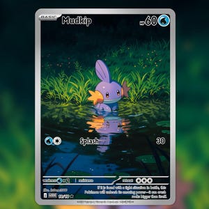 Könnte beinhalten: Eine Pokémon-Sammelkarte mit Mudkip, einem blau-violetten Wesen, in einer Wasserlandschaft. Die Karte enthält den Text "Mudkip" und "Splash" sowie weitere spielbezogene Details. Die Karte ist weiß umrandet.