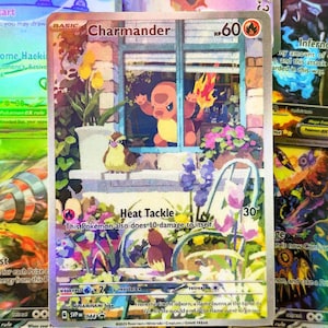Può includere: Una carta collezionabile Pokémon olografica di Charmander. La carta presenta un'illustrazione colorata di Charmander che guarda fuori da una finestra. La carta ha il testo "Heat Tackle" e "HP 60". La carta è circondata da altre carte Pokémon.