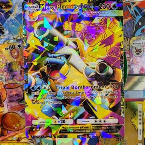 Puede incluir: Una tarjeta coleccionable Pokémon Mega Blastoise EX holográfica. La tarjeta presenta un personaje azul y amarillo con el texto "Triple Bombardment 130". La tarjeta tiene 230 HP y está rodeada de otras cartas Pokémon.