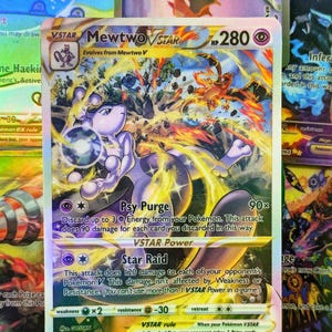 Puede incluir: Una tarjeta holográfica Pokémon VSTAR con Mewtwo. La tarjeta tiene un esquema de color púrpura y amarillo con el texto "Mewtwo VSTAR" en la parte superior. La tarjeta tiene 280 HP. La tarjeta también tiene el texto "Psy Purge" y "Star Raid".