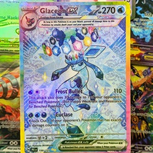 Op de afbeelding: Een holografische Glaceon EX Pokémon-verzamelkaart. De kaart toont een blauw-witte Glaceon met een kroon van ijskristallen. De kaart heeft een gele rand en bevat tekst zoals "Frost Bullet" en "Euclase".
