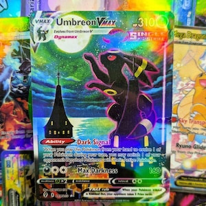 Puede incluir: Carta Pokémon Umbreon VMAX con una criatura negra con detalles amarillos sobre un fondo colorido y estrellado. La carta muestra el texto "Umbreon VMAX" y "Dynamax". La carta tiene un diseño "Single Strike".